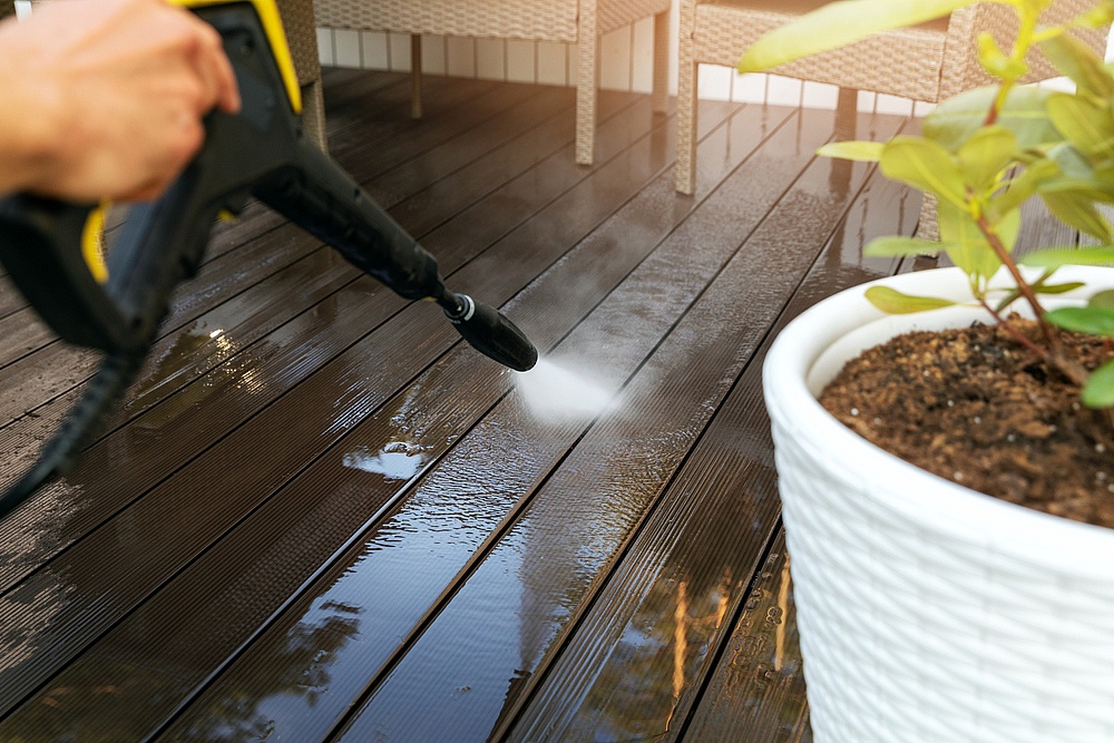 Top 8 Tips To Consider In 2022 While Cleaning The Composite Deck | Askaan